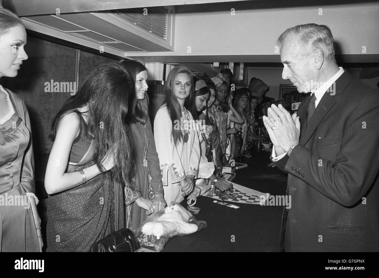 Earl Mountbatten aus Burma trifft Miss World-Teilnehmer beim Mittagessen im Savoy Hotel im Variety Club of Great Britain. Stockfoto