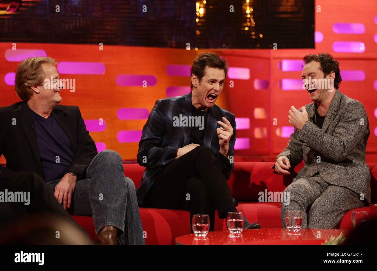 Gäste (von links nach rechts) Jeff Daniels, Jim Carrey und Jude Law während der Dreharbeiten zur Graham Norton Show in den London Studios im Süden Londons. Stockfoto
