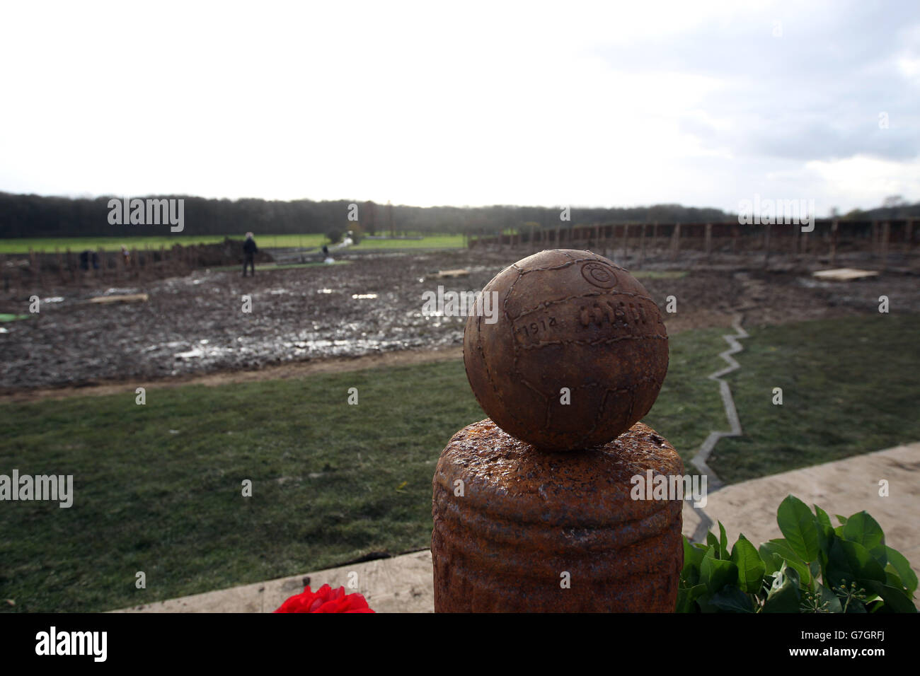 Ein UEFA-Fußballdenkmal in Ploegsteert, Belgien, anlässlich des 100. Jahrestages des Weihnachtsfrieden zwischen deutschen und alliierten Truppen während des Ersten Weltkriegs, der im Rahmen einer früheren Zeremonie von UEFA-Präsident Michel Platini und Gilbert Eleu, Bürgermeister von Comines-Warneton, enthüllt wurde. Stockfoto