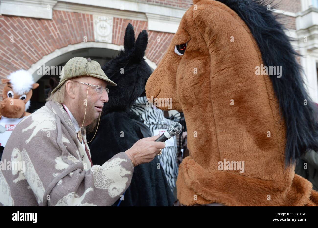 John McCririck veranstaltet das jährliche Pantomime Horse Race in Greenwich, um Geld für das Demelza Children's Hospice in London zu sammeln. Stockfoto