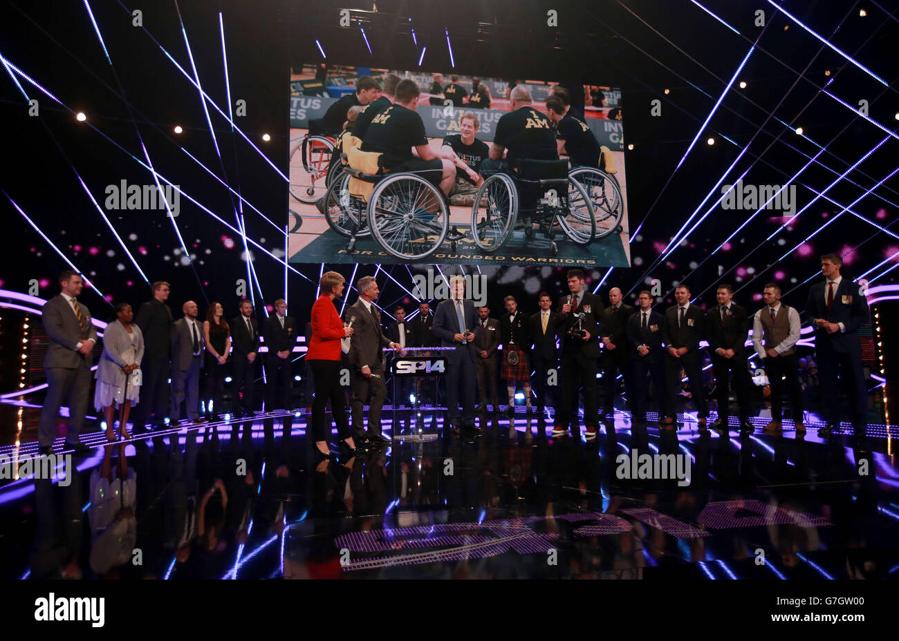 Prince Harry überreicht den Helen Rollason Award für die Sportpersönlichkeit des Jahres an LT David Henson, der die Gewinner der Invictus Games-Teilnehmer bei den Sports Personality of the Year Awards 2014 im SSE Hydro, Glasgow vertritt. Stockfoto