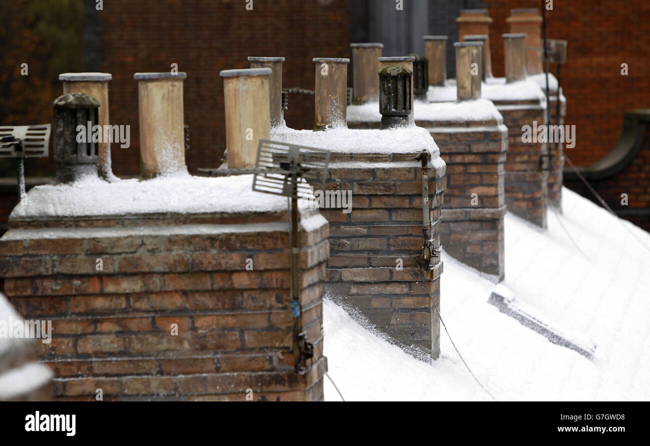 Schornsteine entlang der Coronation Street Film-Set im fiktiven Weatherfield, Salford, Manchester, die innen und außen für Weihnachten mit falschen Schnee und Dekorationen geschmückt wurde. Stockfoto