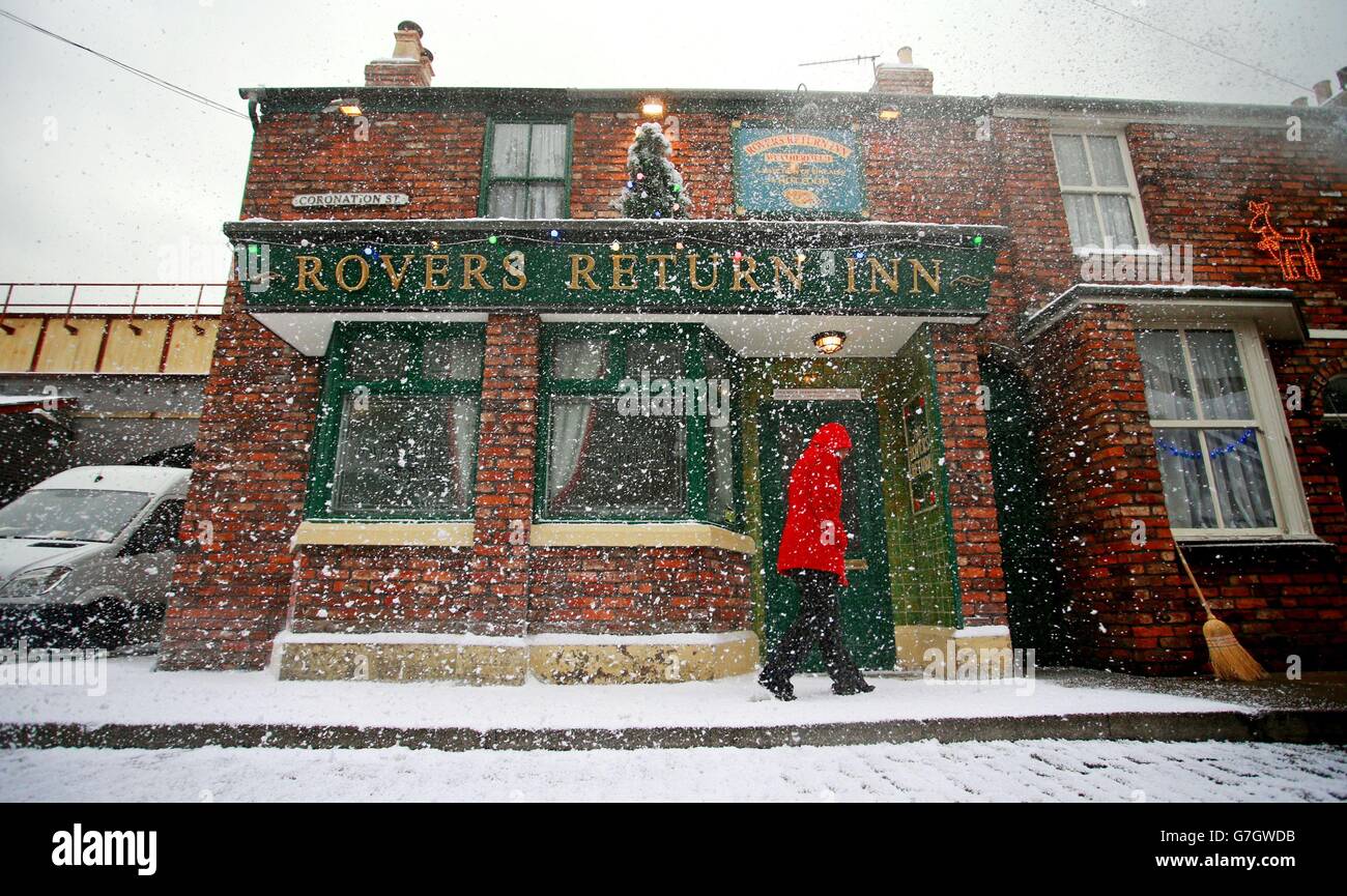 The Rovers Return Inn on the Coronation Street Film-Set im fiktiven Weatherfield, Salford, Manchester, wo es innen und außen für Weihnachten mit falschem Schnee und Dekorationen geschmückt wurde. Stockfoto