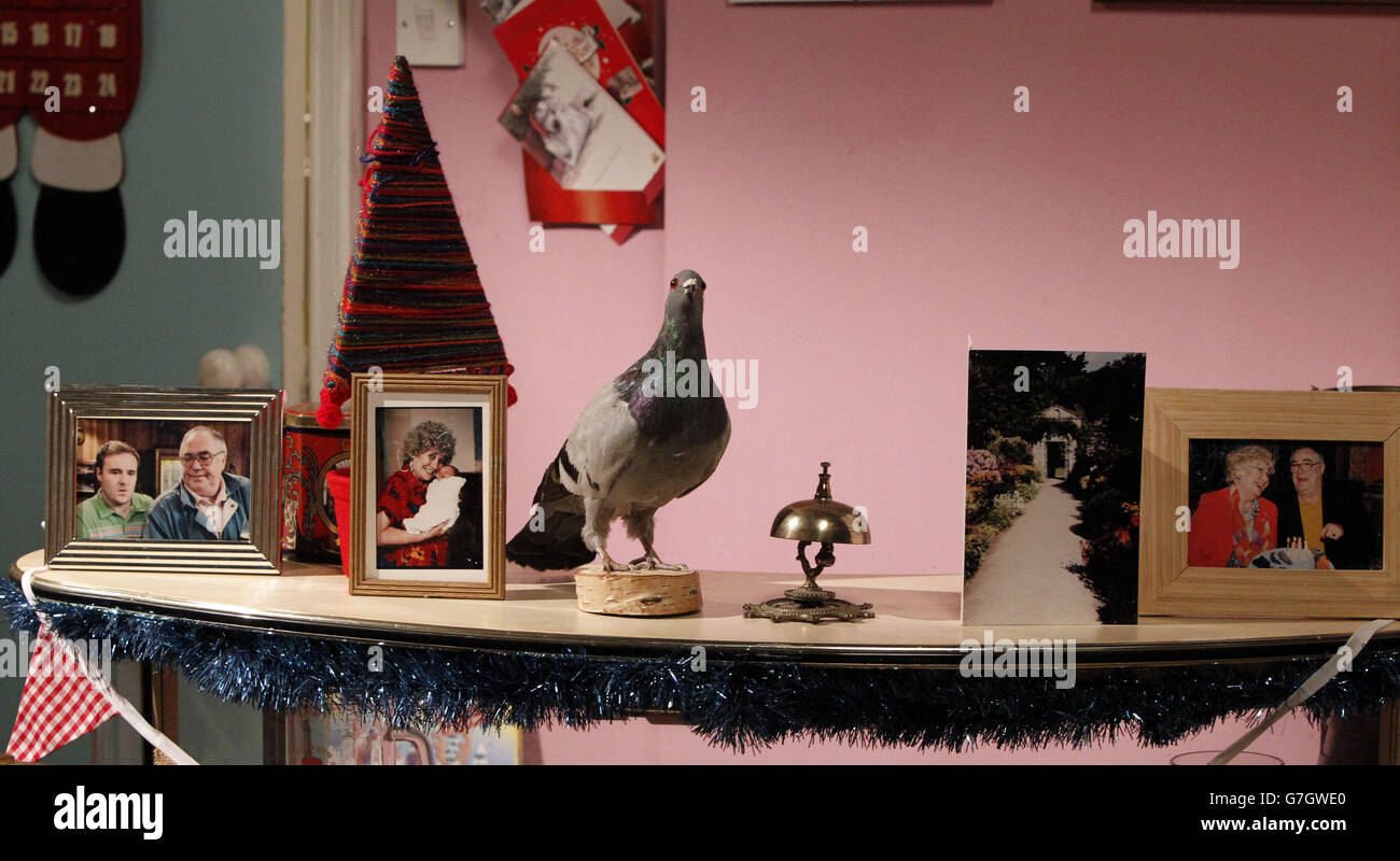 Das Innere des Hauses von Fizz und TRYONE Dobb in der Coronation Street-Filmkulisse im fiktiven Weatherfield, Salford, Manchester, das zu Weihnachten innen und außen mit Falschschnee und Dekorationen geschmückt wurde. Stockfoto