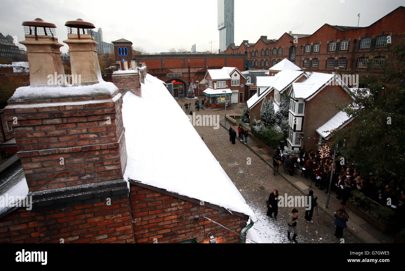 Die Coronation Street-Filmkulisse im fiktiven Weatherfield, Salford, Manchester, das zu Weihnachten innen und außen mit falschem Schnee und Dekorationen geschmückt wurde. Stockfoto
