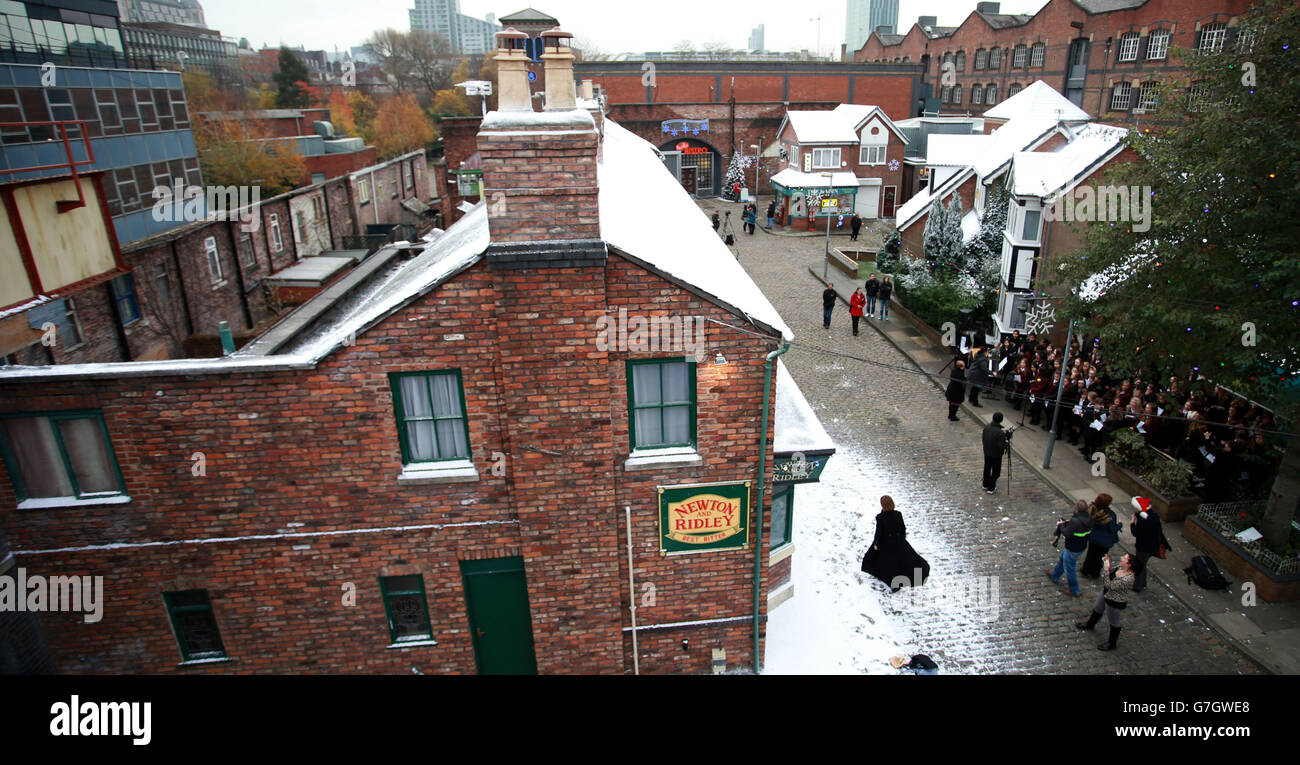 Die Coronation Street-Filmkulisse im fiktiven Weatherfield, Salford, Manchester, das zu Weihnachten innen und außen mit falschem Schnee und Dekorationen geschmückt wurde. Stockfoto