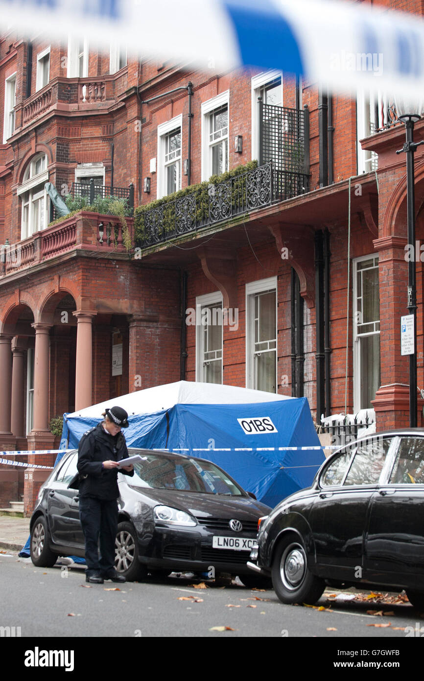 Die Polizei vor Ort am Cadogan Square in London, nachdem ein Balkon zusammengebrochen war und zwei Männer getötet und mindestens sechs weitere verletzt hatte. Stockfoto