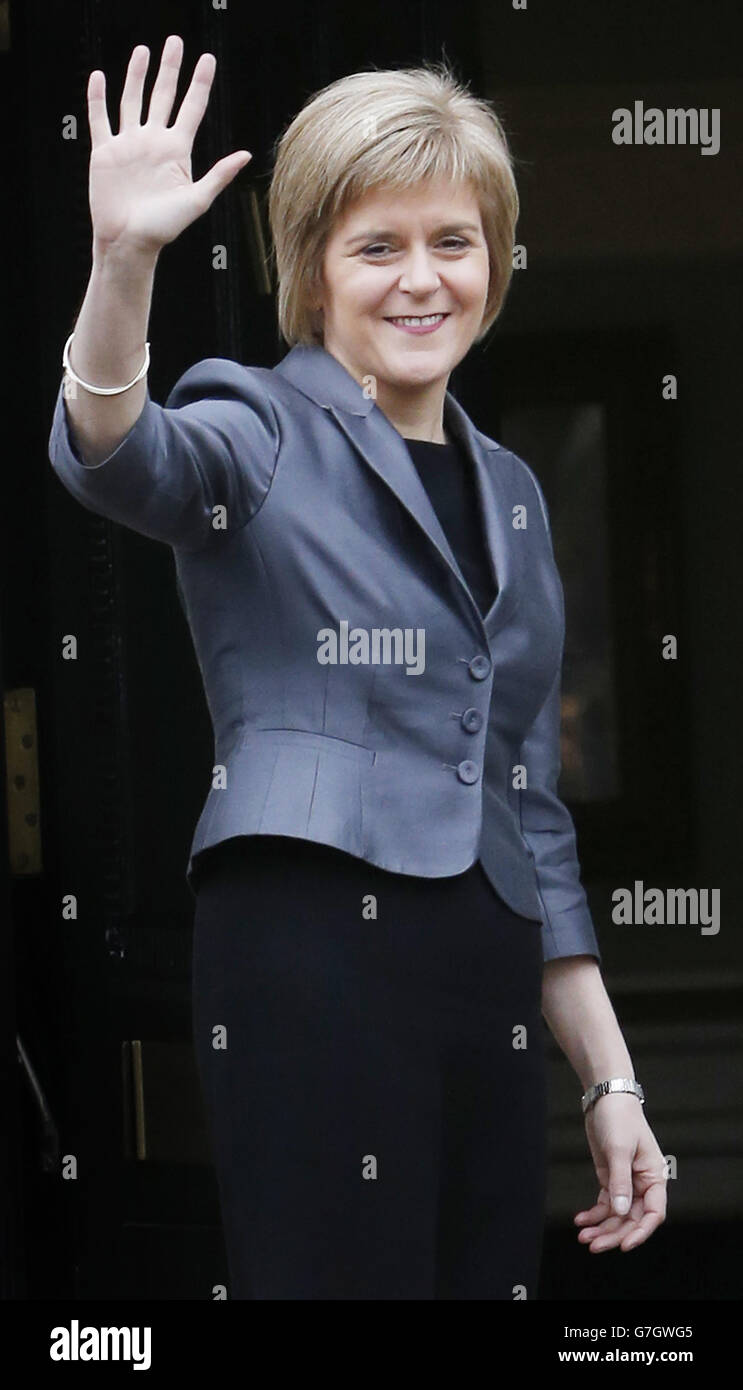 Erste Ministerin Nicola Sturgeon auf den Stufen des Bute House in Edinburgh, als das neue schottische Kabinett enthüllt wird. Stockfoto