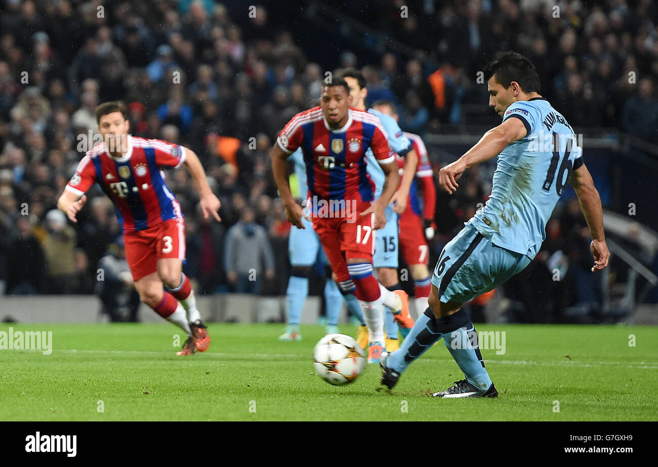 Sergio Aguero von Manchester City schießt beim UEFA Champions League-Spiel im Etihad Stadium in Manchester das erste Tor seiner Mannschaft aus dem Elfmeter. Stockfoto