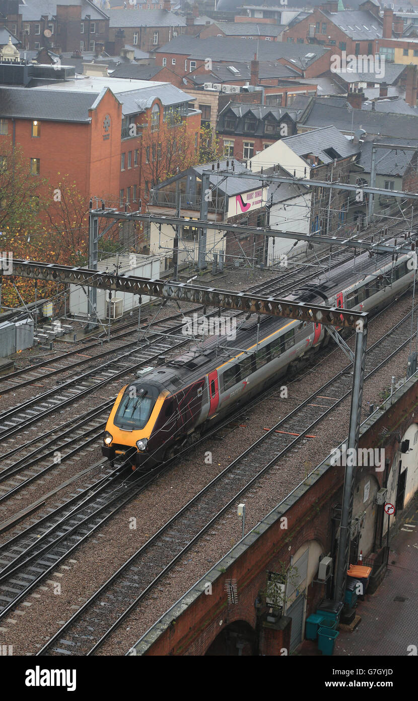 Ein Zug am Bahnhof Leeds als Firma Virgin von Sir Richard Branson wird ab dem nächsten Jahr die beiden wichtigsten Bahnstrecken Großbritanniens von London nach Schottland fahren. Stockfoto