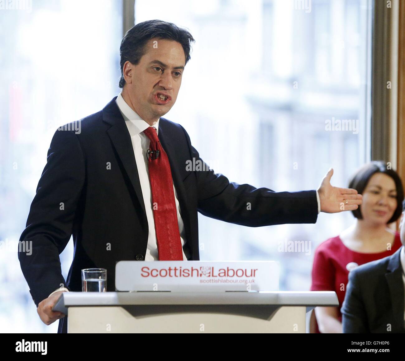 Der Gewerkschaftsführer Ed Miliband hält eine Rede vor Parteimitgliedern in der Glasgow Royal Concert Hall in Schottland. Stockfoto