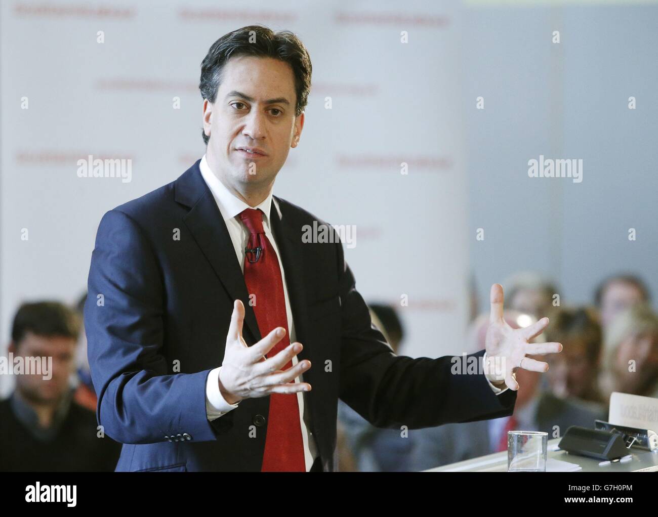 Der Gewerkschaftsführer Ed Miliband während einer Frage- und Antwortsitzung, nachdem er eine Rede vor Parteimitgliedern in der Glasgow Royal Concert Hall in Schottland gehalten hatte. Stockfoto