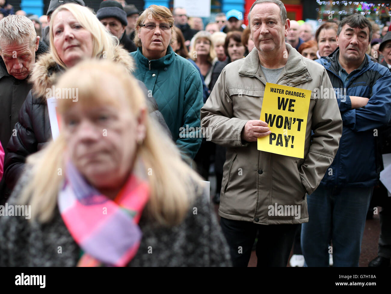 Demonstranten versammeln sich bei einer Anti-Wasser-Protestaktion "Wir werden nicht bezahlen" vor dem irischen Wasserhauptquartier in der Talbot Street, Dublin. Stockfoto