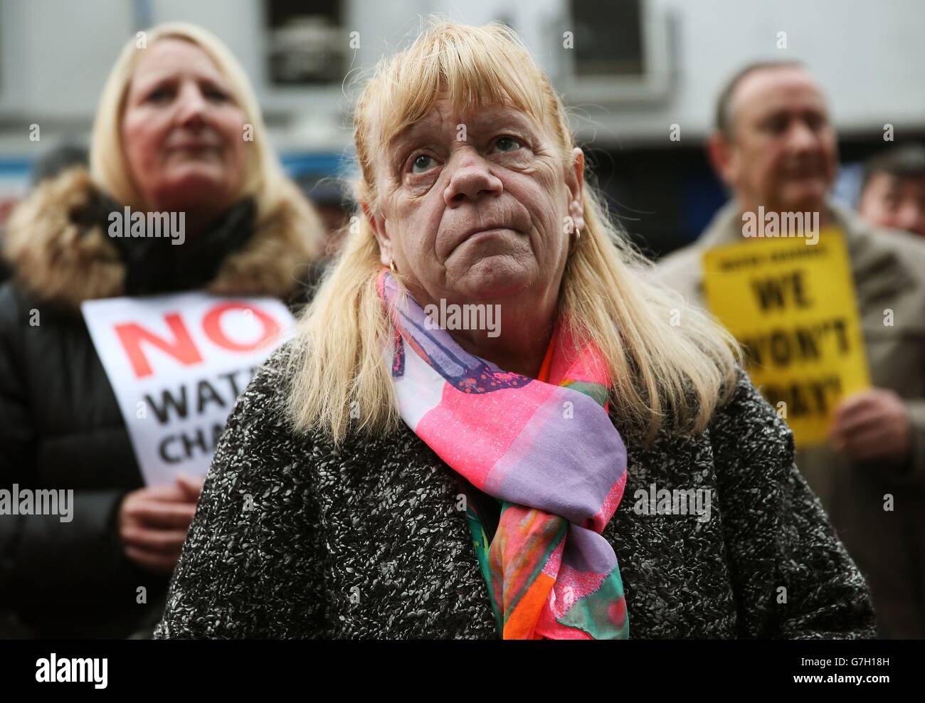 Demonstranten versammeln sich bei einer Anti-Wasser-Protestaktion "Wir werden nicht bezahlen" vor dem irischen Wasserhauptquartier in der Talbot Street, Dublin. Stockfoto