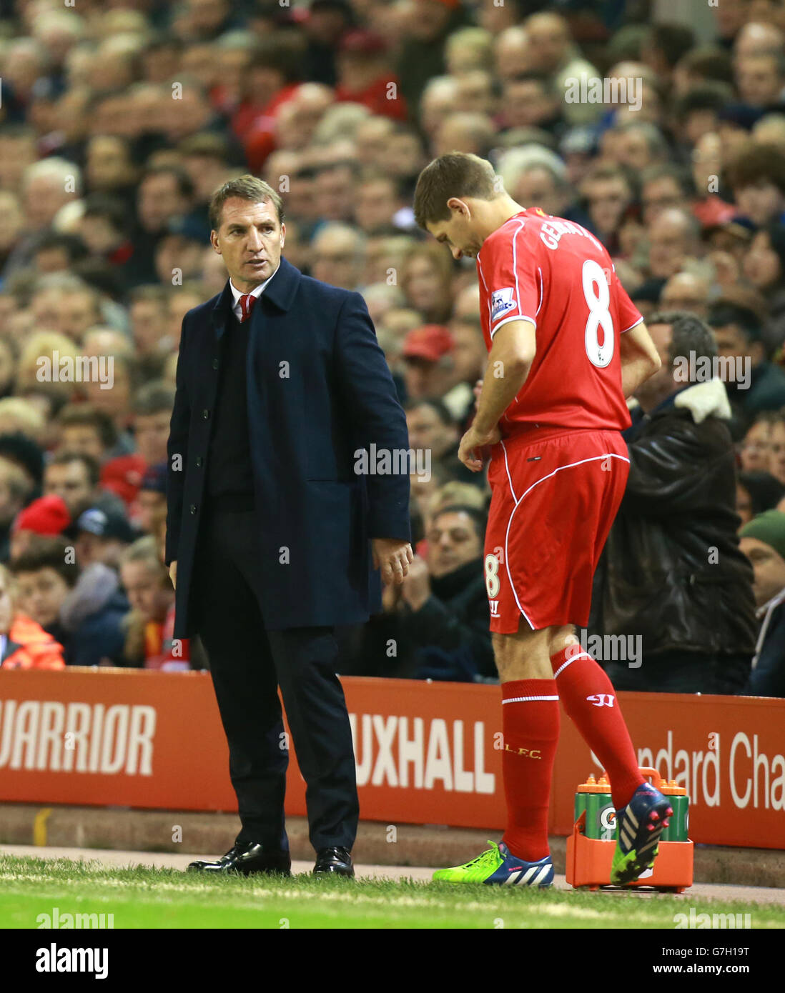 Liverpool-Manager Brendan Rodgers (links) sieht aus, als Steven Gerrard sich bereit macht, während des Spiels der Barclays Premier League in Anfield, Liverpool, auf dem Spielfeld ersetzt zu werden. Stockfoto