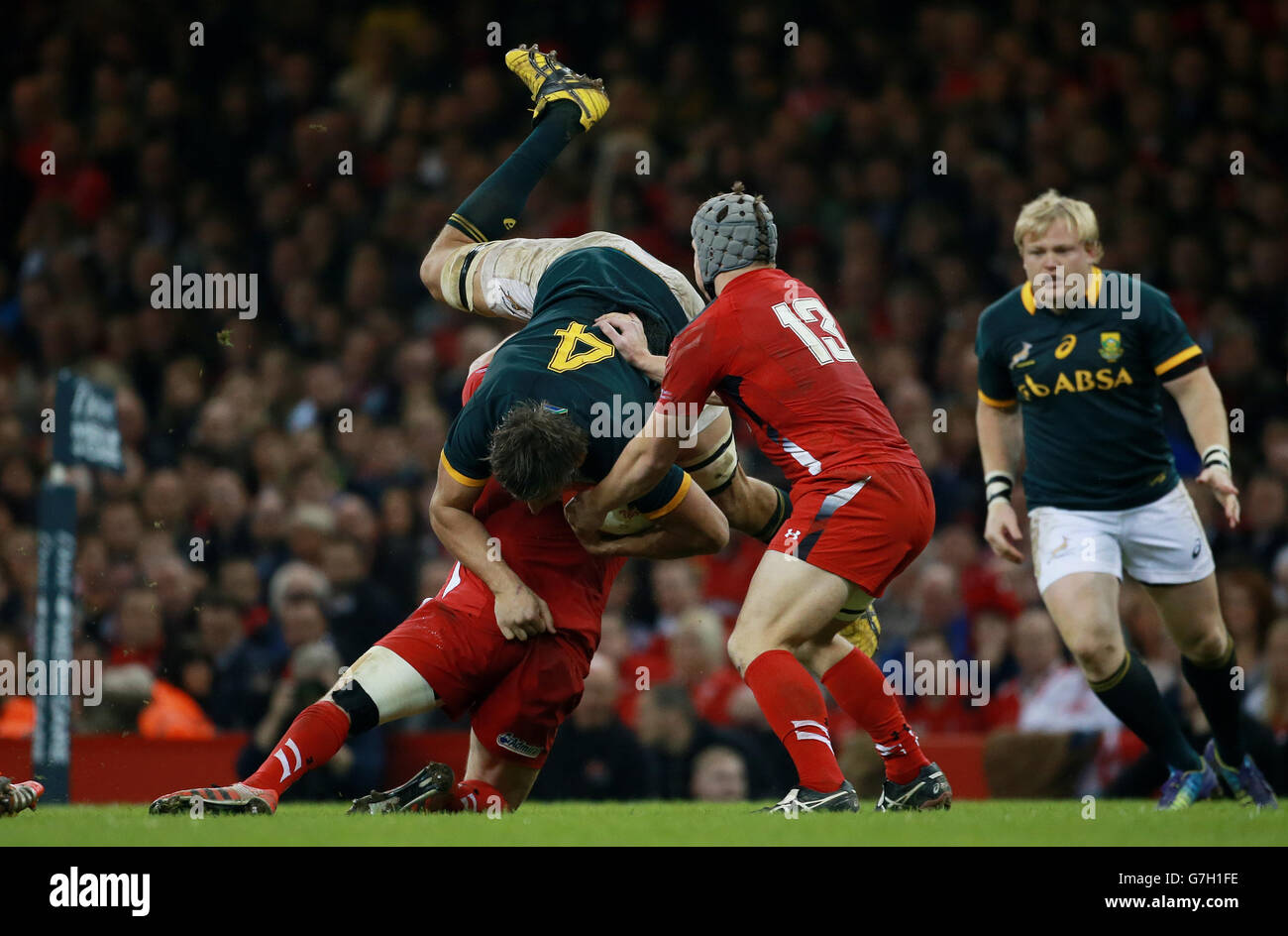 Rugby Union - Dove Men Series 2014 - Wales / Südafrika - Millennium Stadium. Südafrika Eben Etzebeth wird von Wales Gethin Jenkins und Jonathan Davies angegangen Stockfoto