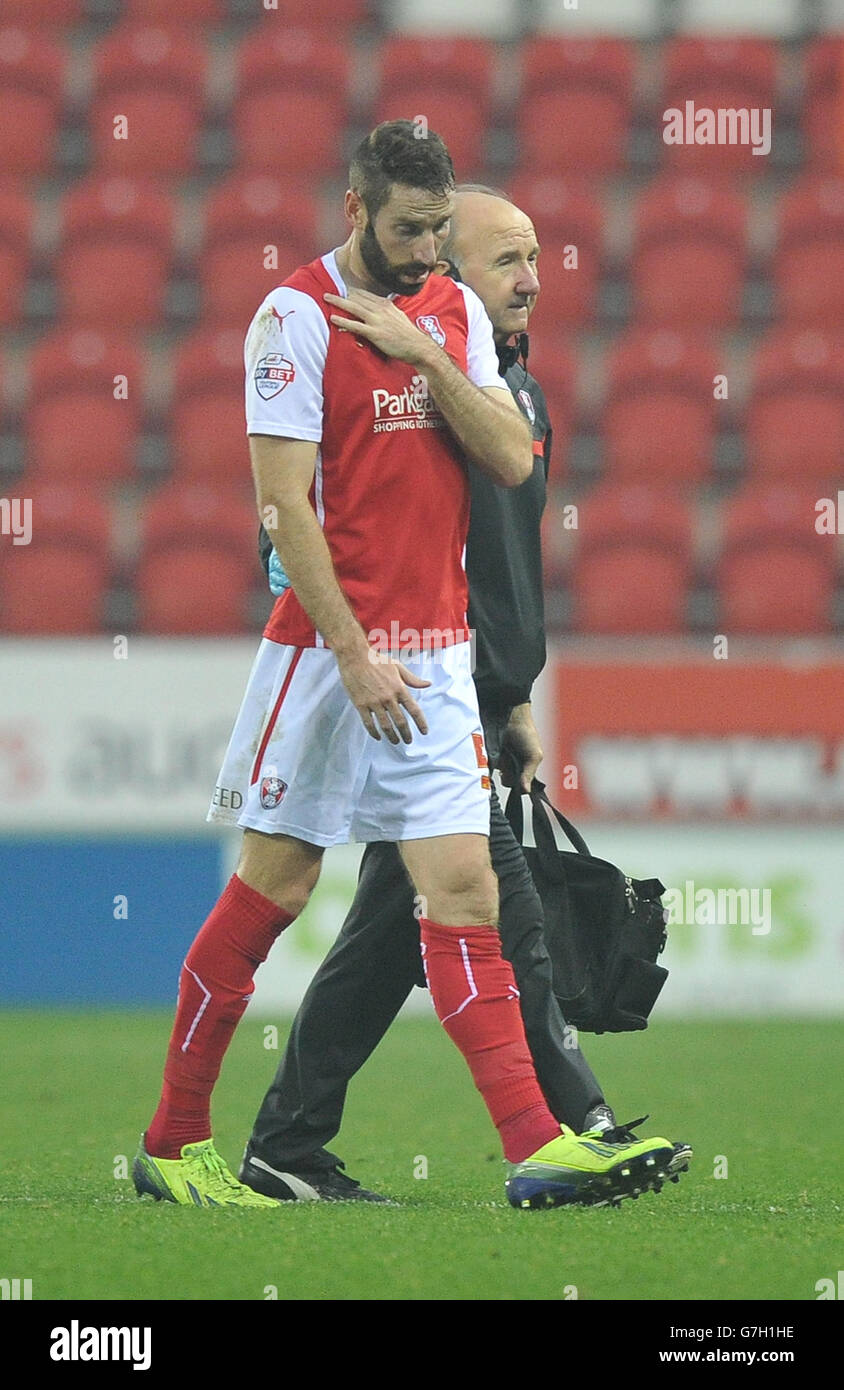 Fußball - Sky Bet Championship - Rotherham United / Blackpool - New York Stadium. Kirk Broadfoot von Rotherham United wird mit einem verletzten Kragenknochen abgesetzt Stockfoto