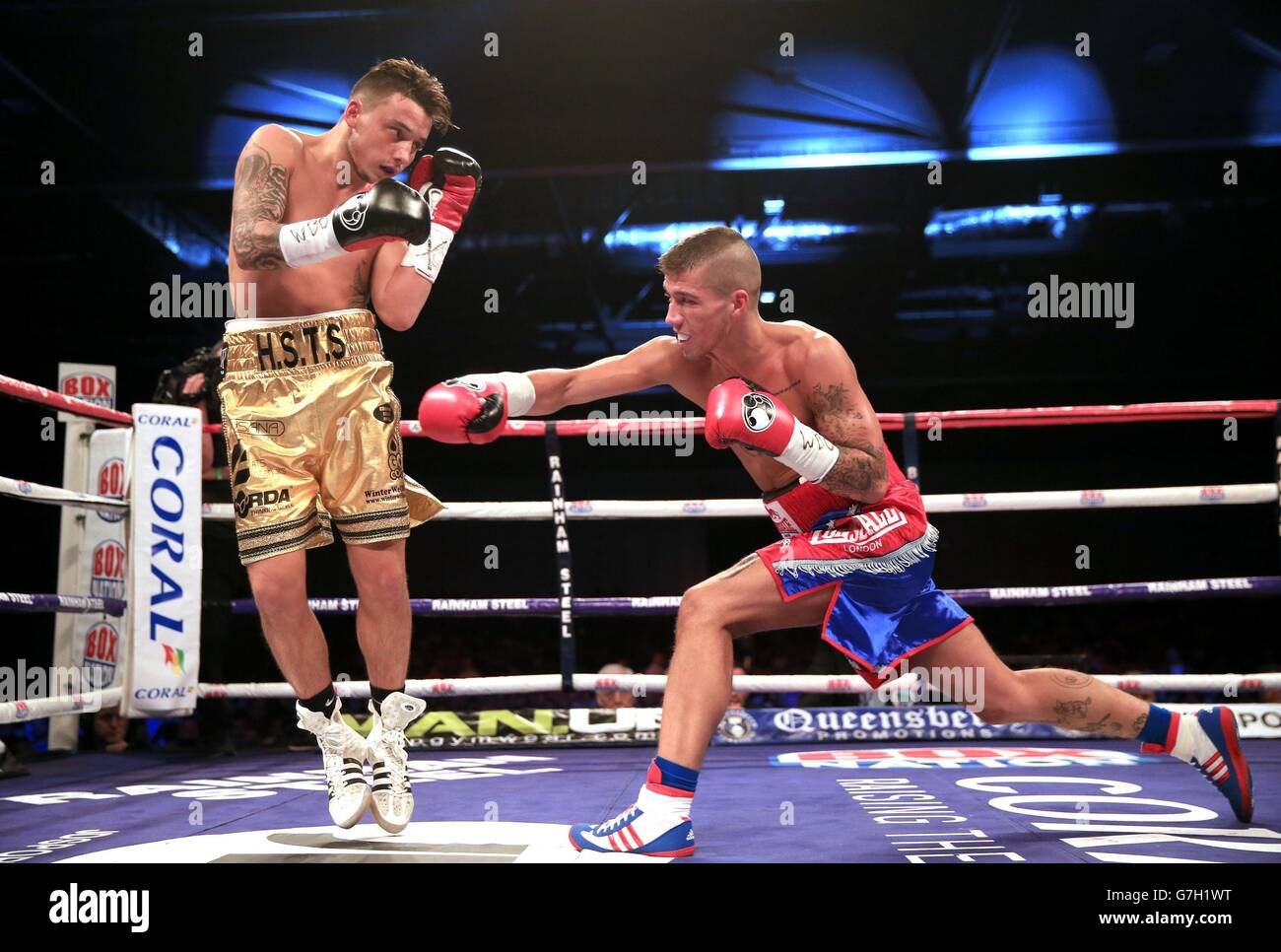 Mitchell Smith (links) in Aktion gegen Zoltan Kovacs während ihres vakanten WBO European Super Federgewicht Titelkampfes in der Excel Arena, London. Stockfoto