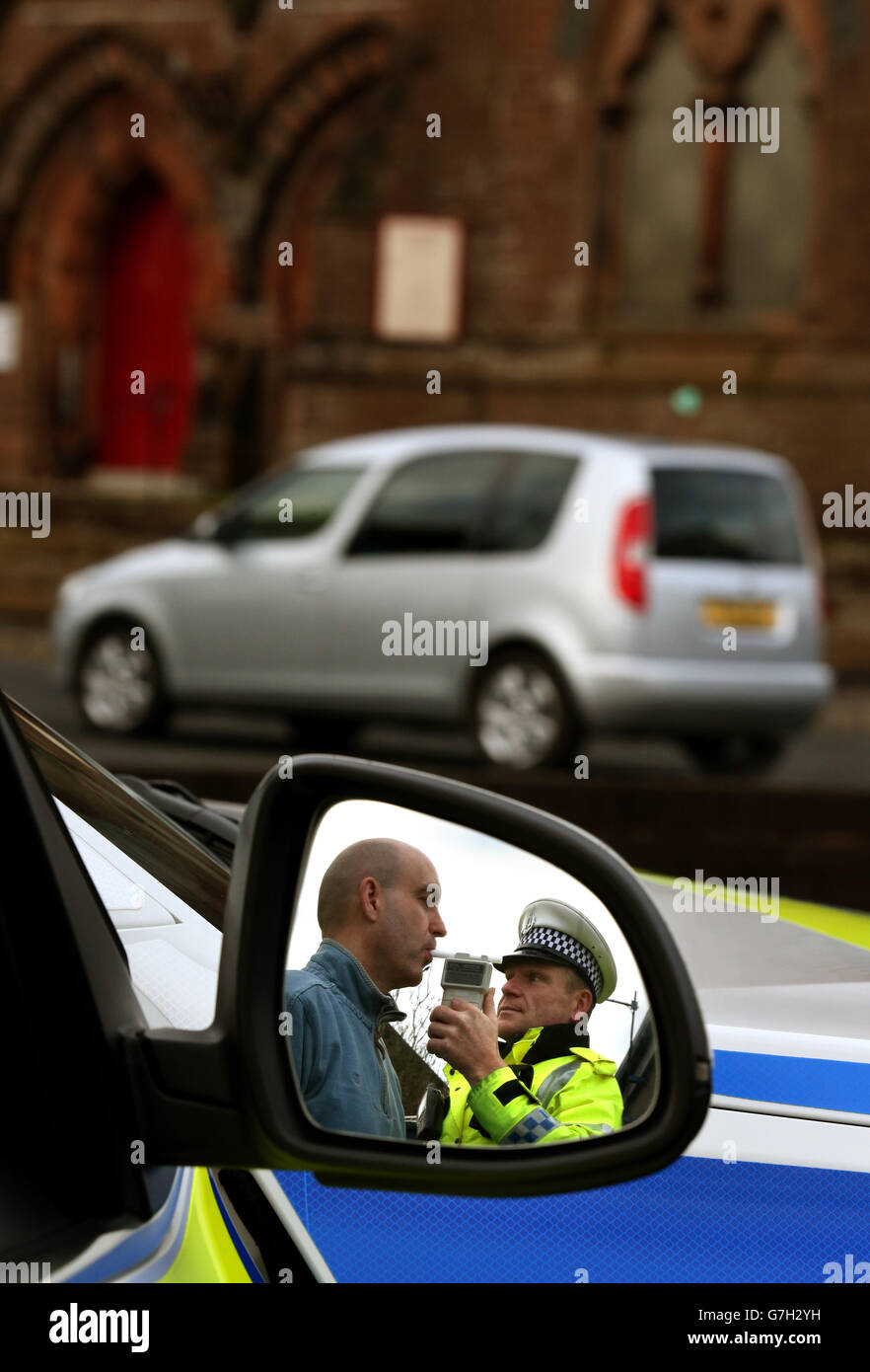 BILD VON MODEL Straßenverkehrsbeamter John Parry von Police Scotland demonstriert auf einer Veranstaltung zur Grenzwertänderung bei der Lockerbie Police Station in Schottland die Ausrüstung von Alkoholausgleichsgeräten, da das reduzierte Limit für das Fahren von Getränken Ende dieser Woche in Kraft tritt. Stockfoto