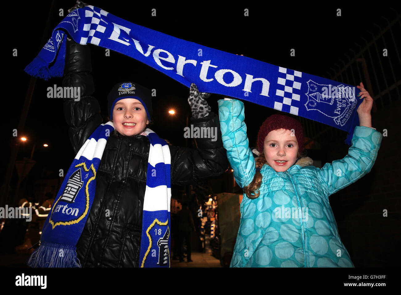 Fußball - Barclays Premier League - Everton gegen Hull City - Goodison Park. Everton Fans Lilly und Poppy Gilmore Stockfoto