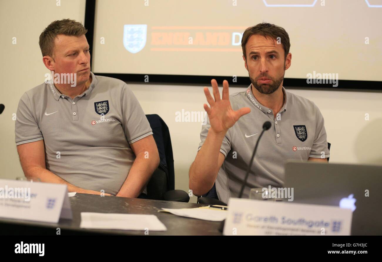 Matt Crocker (links), Head of Player and Coach Development, und England unter dem 21. Manager Gareth Southgate während der Medienbesprechung der FA im St. Georges Park, Burton-upon-Trent. Stockfoto