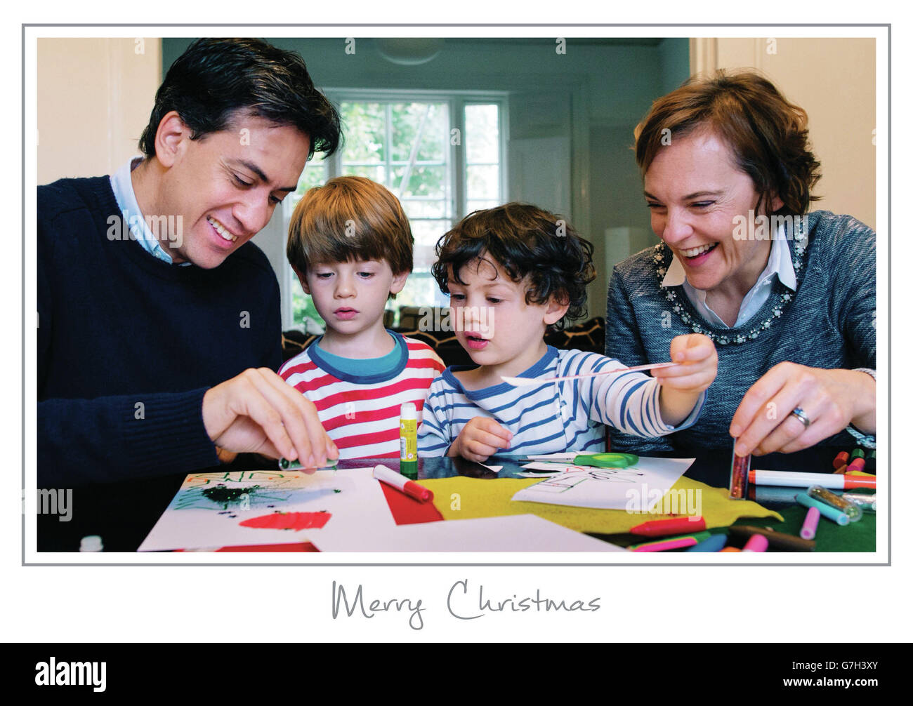 Die Weihnachtskarte der Familie Miliband für das Jahr 2014 wurde vom Cheffotografen der Pressevereinigung, Stefan Rousseau, übernommen. Das Foto zeigt Ed Miliband mit seinen Kindern Daniel (5 Jahre) Sam (4 Jahre) und Frau Justine Thornton, als sie Weihnachtskarten für ihre Familie in ihrem Haus in London machten. Stockfoto