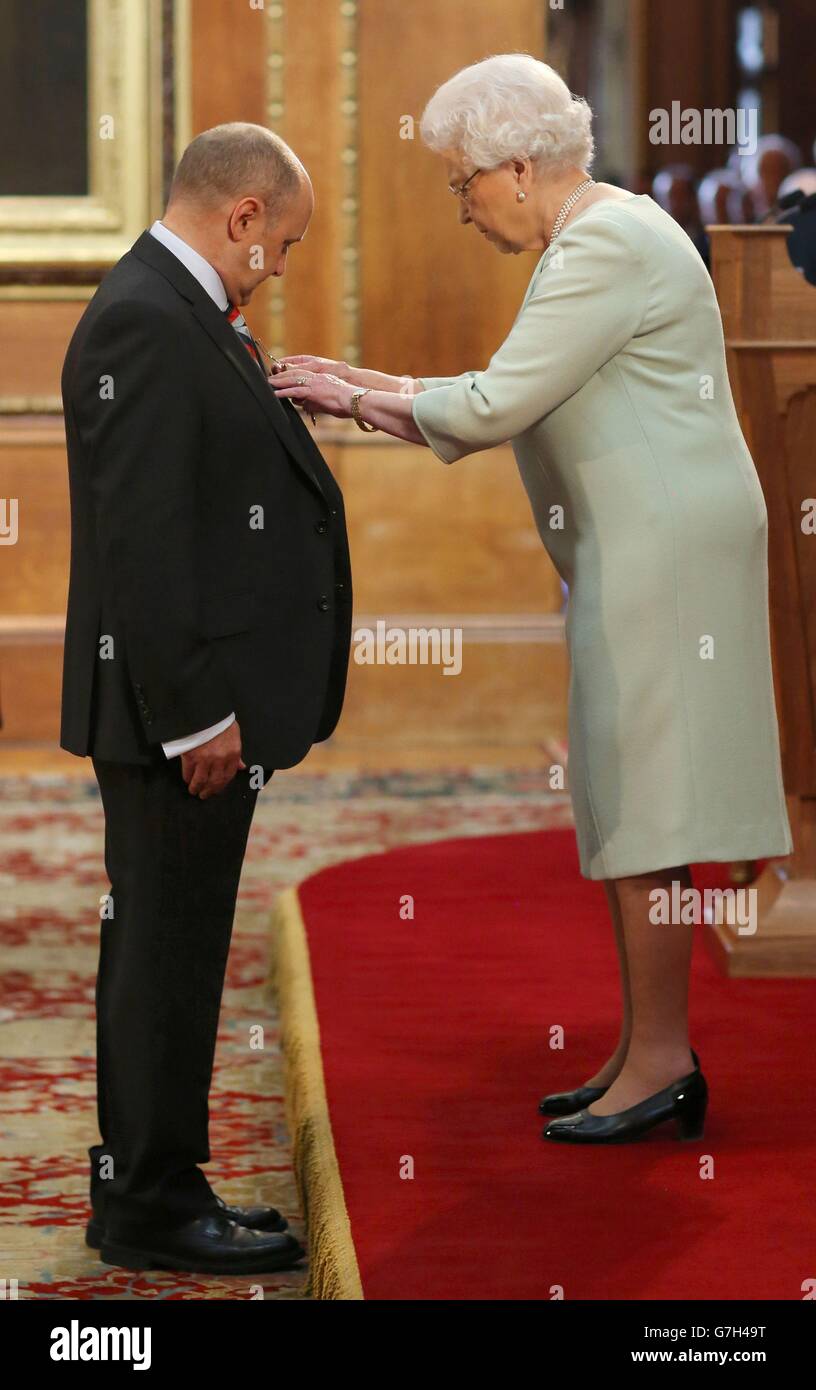 Martin Colclough aus Amesbury wird von Königin Elizabeth II. Während einer Investiturzeremonie im Schloss Windsor zum OBE (Officer of the Order of the British Empire) ernannt. Stockfoto