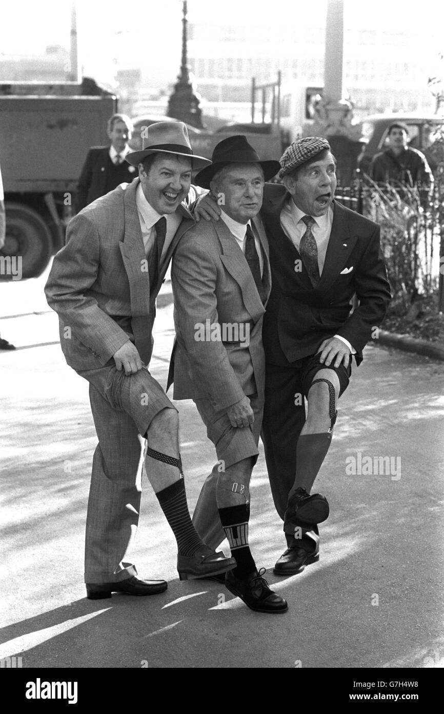 Funnymen (l-r) Jimmy Cricket, Ernie Wise und Norman Wisdom, die es für die Kameras einstecken und dem Phänomen "Pop Socks" im Savoy in London eine neue Bedeutung verleihen. Mit freundlicher Genehmigung der internationalen Mens & Boys Wear Exhibition (IMBEX) haben sie sich einer Vielzahl von Comedians angeschlossen, um ihr Image zu ändern. Die IMBEX-Aktion, um ein Dutzend Comedians neu zu gestalten, hatte sie alle in Stichen. Stockfoto