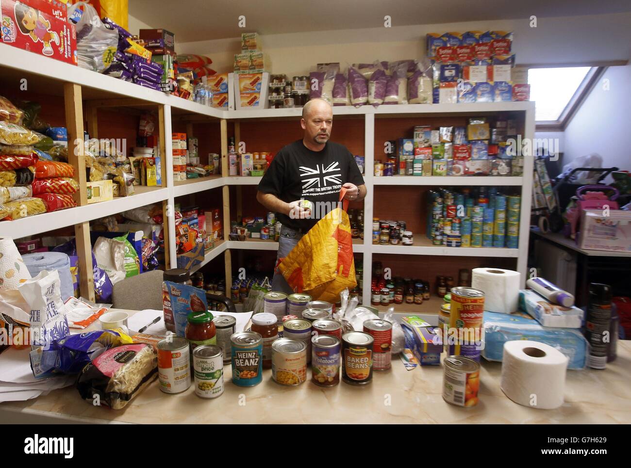 Freiwilliger William Forey bei Drumchapel Food Bank in der Nähe von Glasgow. Stockfoto