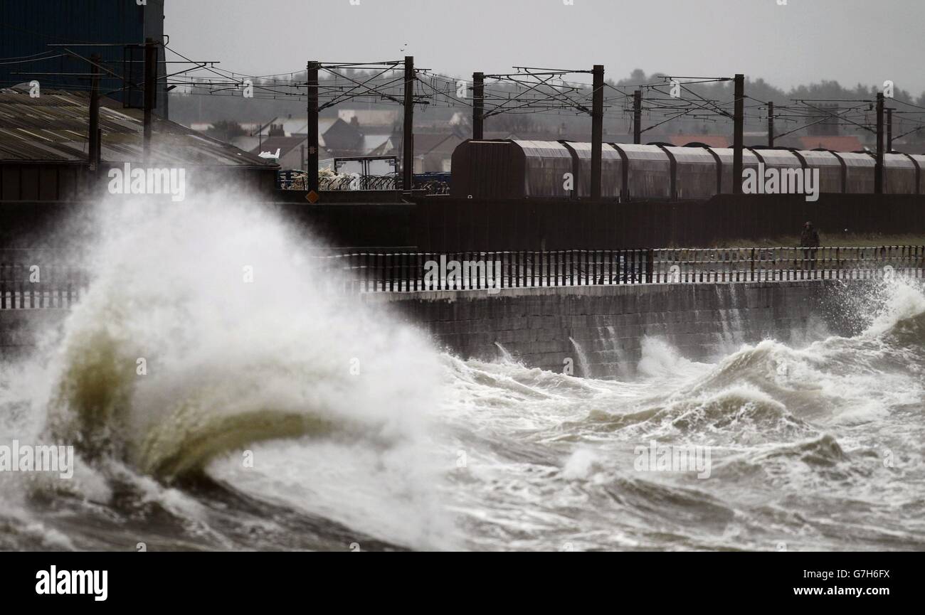 Ein Zug an der Meeresfront in Saltcoats, Schottland, da das stürmische Wetter in Teilen Großbritanniens Störungen verursacht, mit Stromausfällen, Fähren- und Zugausfällen und schwierigen Fahrbedingungen. Stockfoto