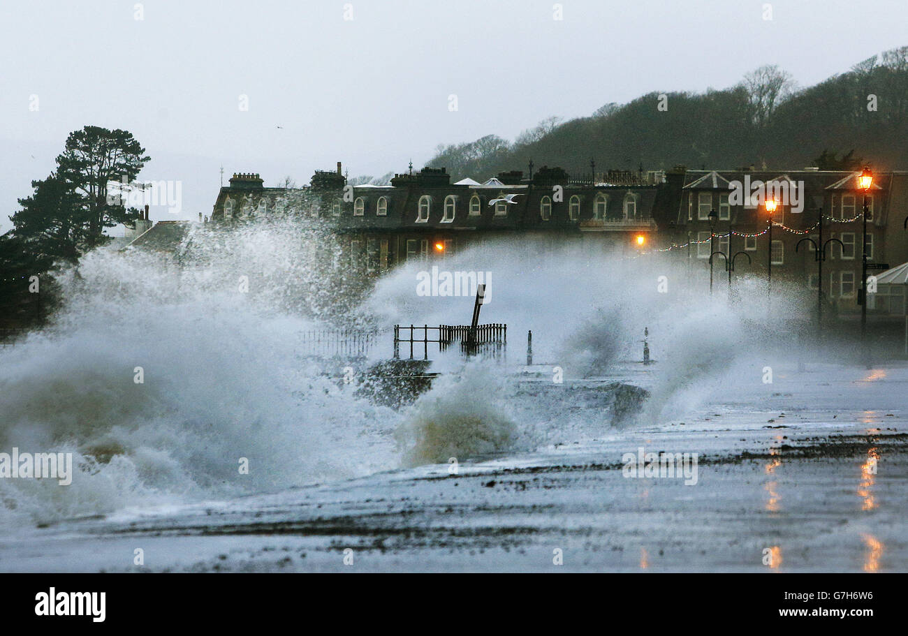 Die Meeresfront in Largs, Schottland, wird von einer „Wetterbombe“ in Großbritannien zerschlagen. Stockfoto