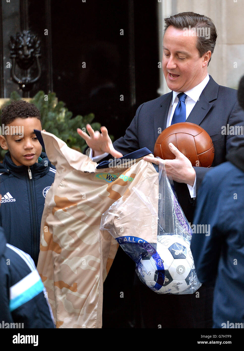 Eine Gruppe junger Fußballspieler und Vertreter der Premier League, die nach Belgien reisen und ein Spiel in Ypern, Belgien, spielen werden, treffen Premierminister David Cameron vor 10 Downing Street, London. Stockfoto