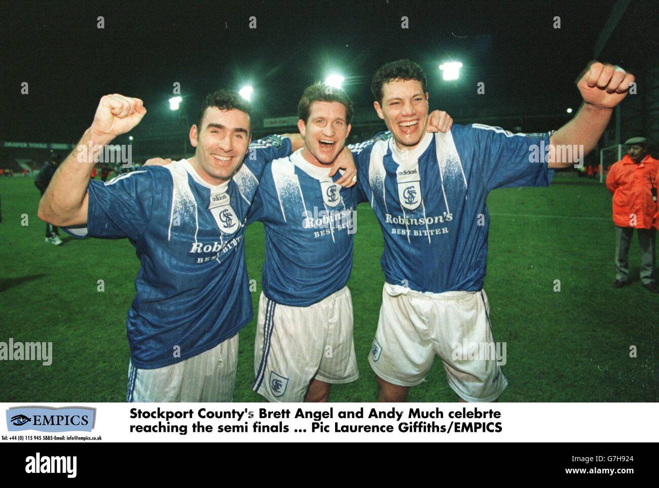 Brett Angel von Stockport County (rechts) und Andy Mutch (Mitte) feiern Das Halbfinale erreichen Stockfoto