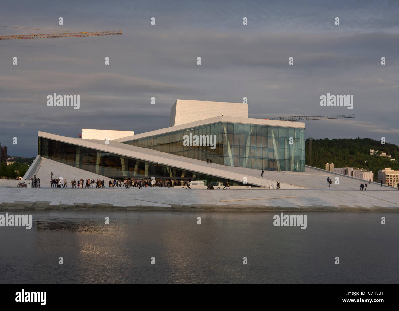 Oslo Norwegen, das berühmte National Opera House von den Architekten Snøhetta, Publikum Einreichung für eine Aufführung im Sonnenlicht Abend Stockfoto