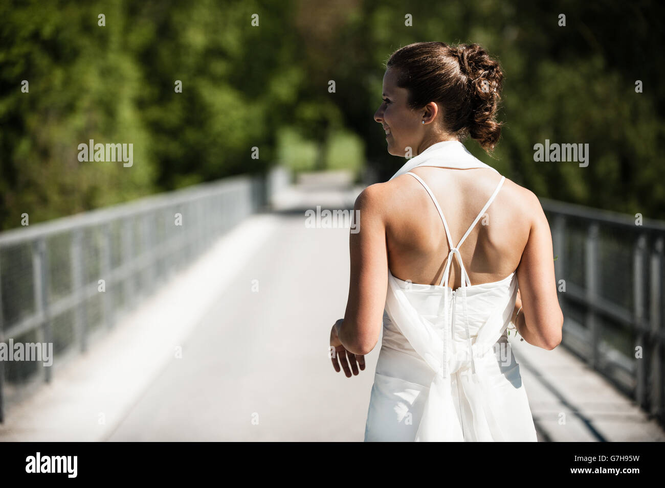 Braut im weißen Kleid Stockfoto