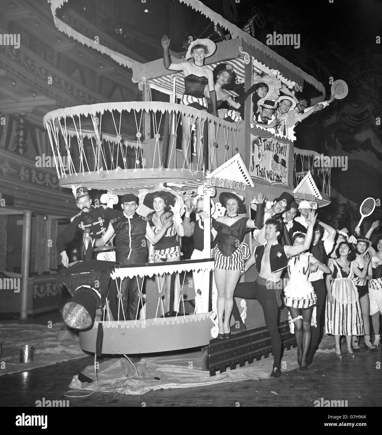 Die Darsteller fahren in der Royal Albert Hall im Rahmen des Chelsea Arts Ball am Silvesterabend mit einer Straßenbahn. Stockfoto