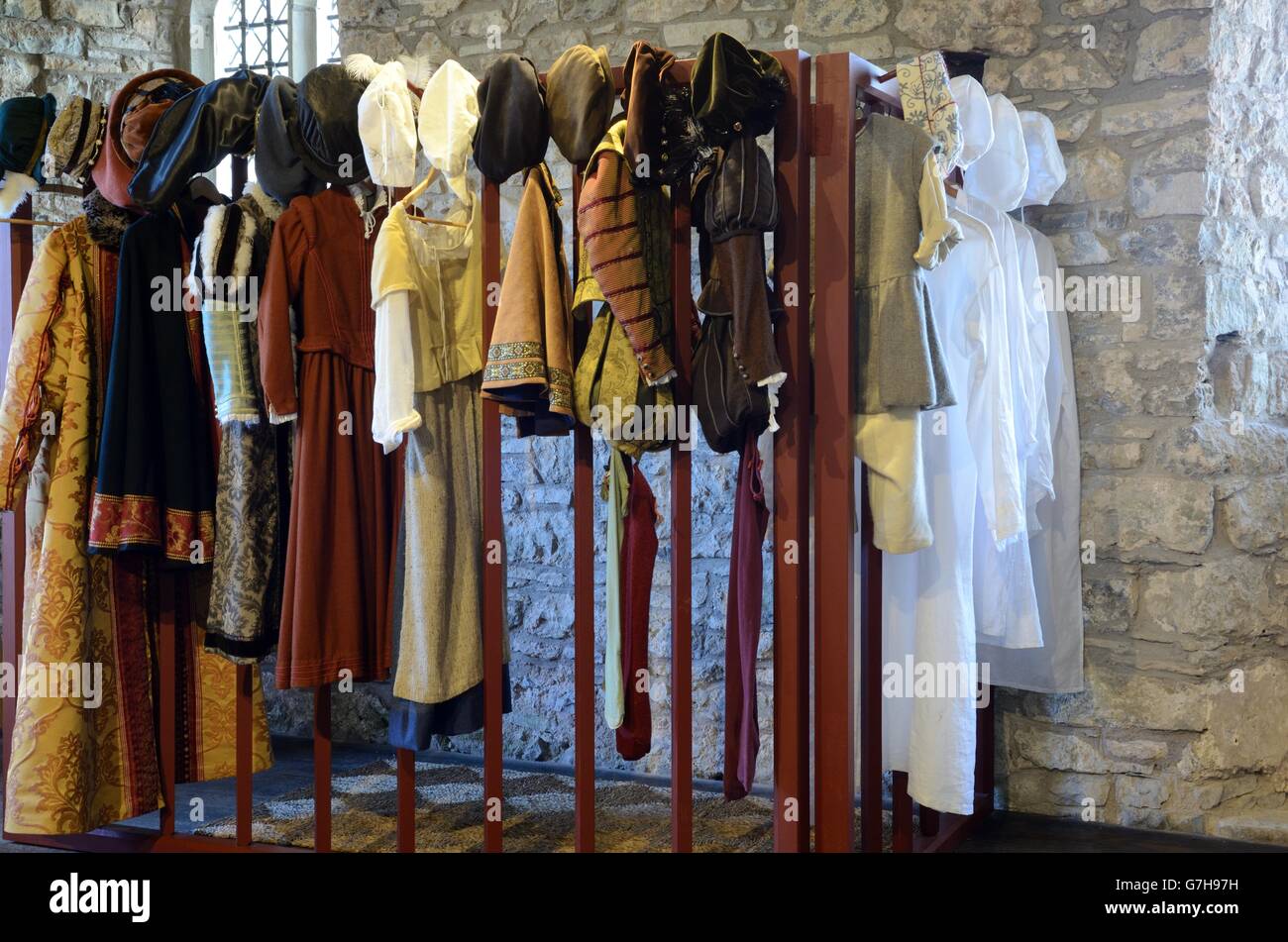Eine Auswahl an antiken Kleidung in Oxwich Schloss Gower Halbinsel Wales Stockfoto