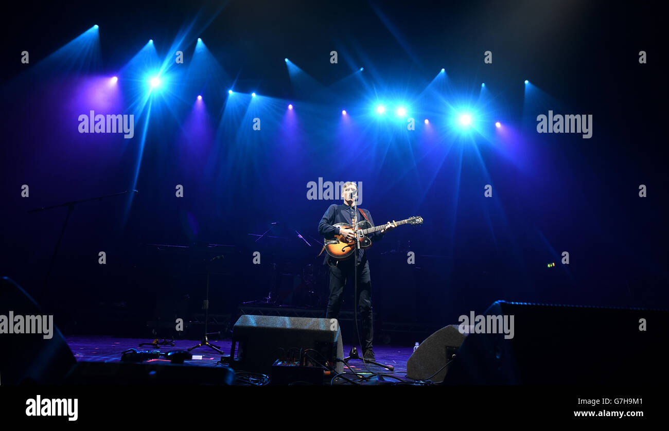 Xfm Winter Wonderland - Manchester. George Ezra tritt im Winter Wonderland 2014 von XFM im O2 Apollo Manchester auf. Stockfoto