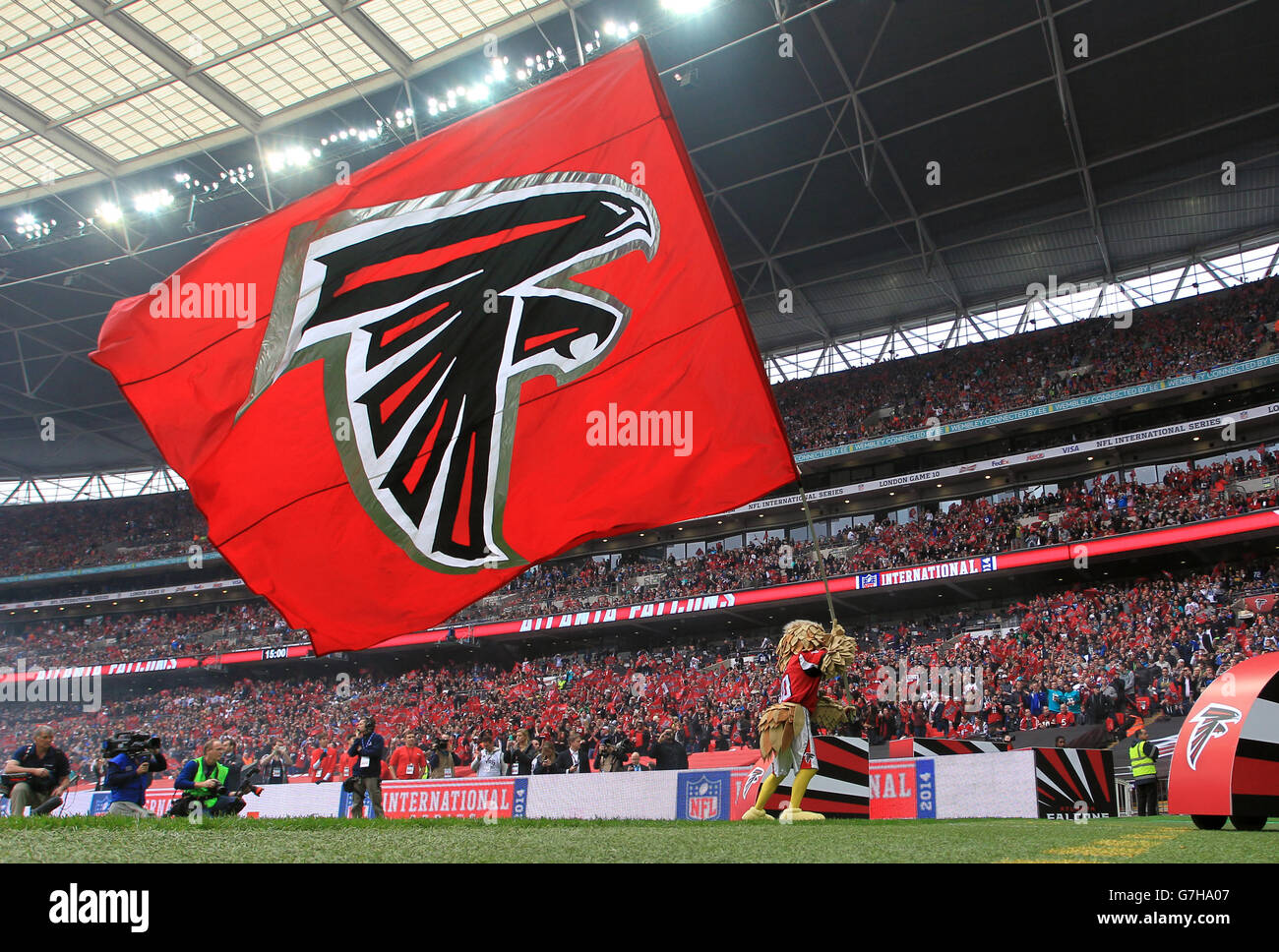 American Football - NFL International Series 2014 - Detroit Lions / Atlanta Falcons - Wembley Stadium. Maskottchen Freddie Falcon von Atlanta Falcons Stockfoto