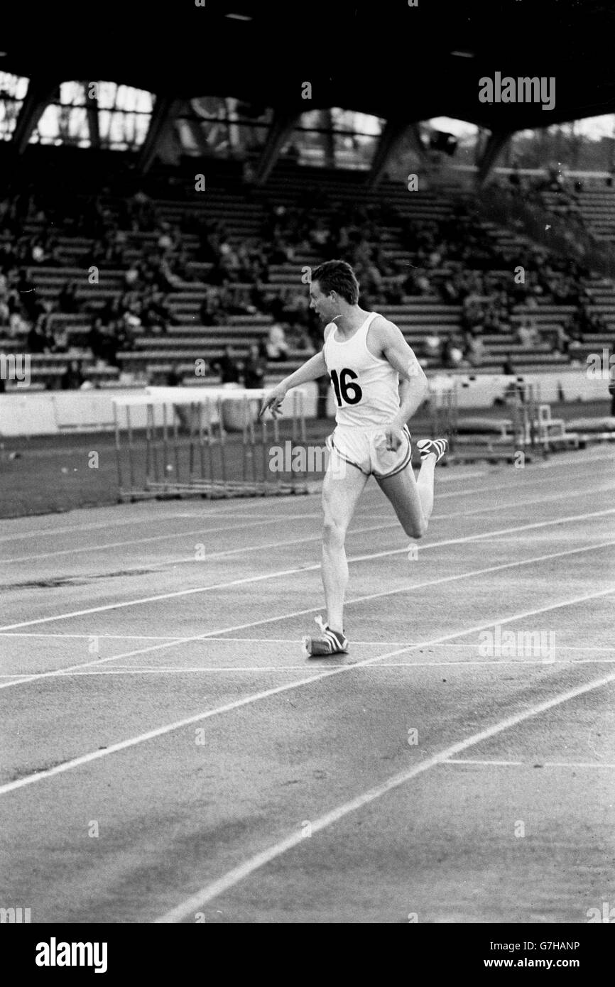 Der britische Olympiasieger David Jenkins, 19-jähriger europäischer 400-Meter-Goldmedaillengewinner aus Edinburgh, gewann in 32.6 Sekunden eine Einladung von 300 Metern - eine inoffizielle Bestleistung Großbritanniens - im Crystal Palace. Stockfoto