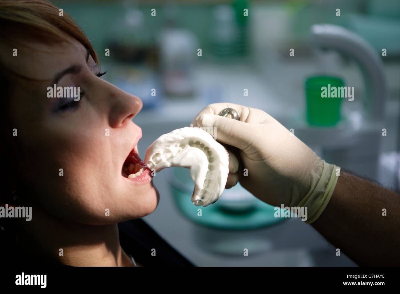 Frau, 39 Jahre, zahnärztliche Untersuchung, Zahnarztpraxis, Zähne Eindruck für Hosenträger Stockfoto