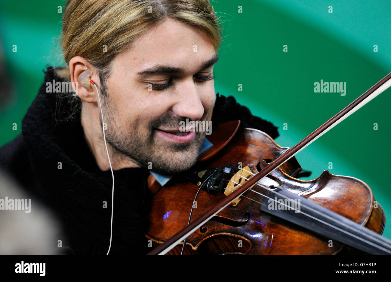 Stargeiger David Garrett spielt die Nationalhymnen vor dem Fußball-Länderspiel, Freundschaftsspiel Stockfoto