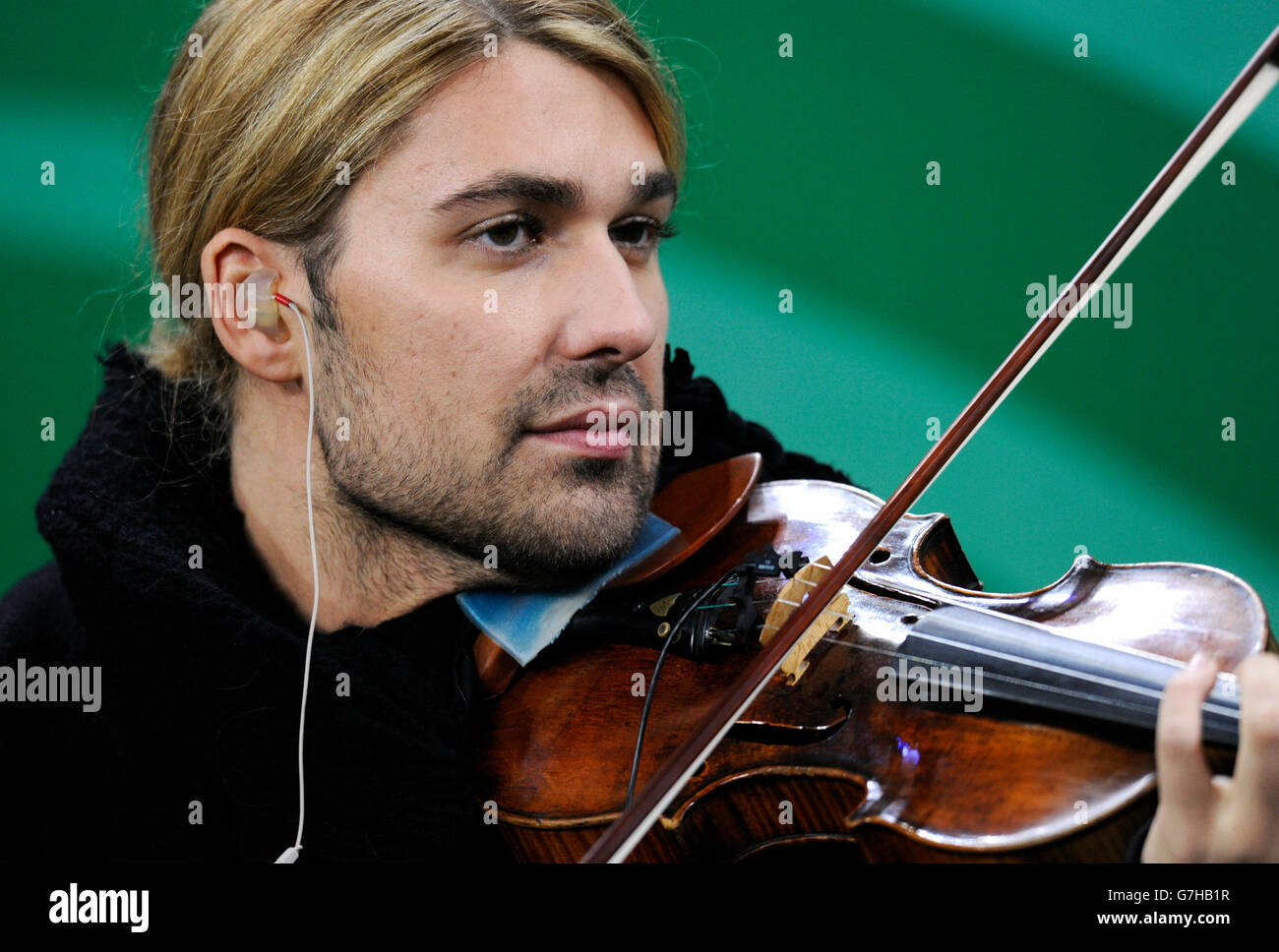 Stargeiger David Garrett spielt die Nationalhymnen vor dem Fußball-Länderspiel, Freundschaftsspiel Stockfoto