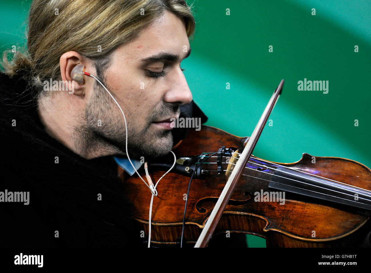 Stargeiger David Garrett spielt die Nationalhymnen vor dem Fußball-Länderspiel, Freundschaftsspiel Stockfoto