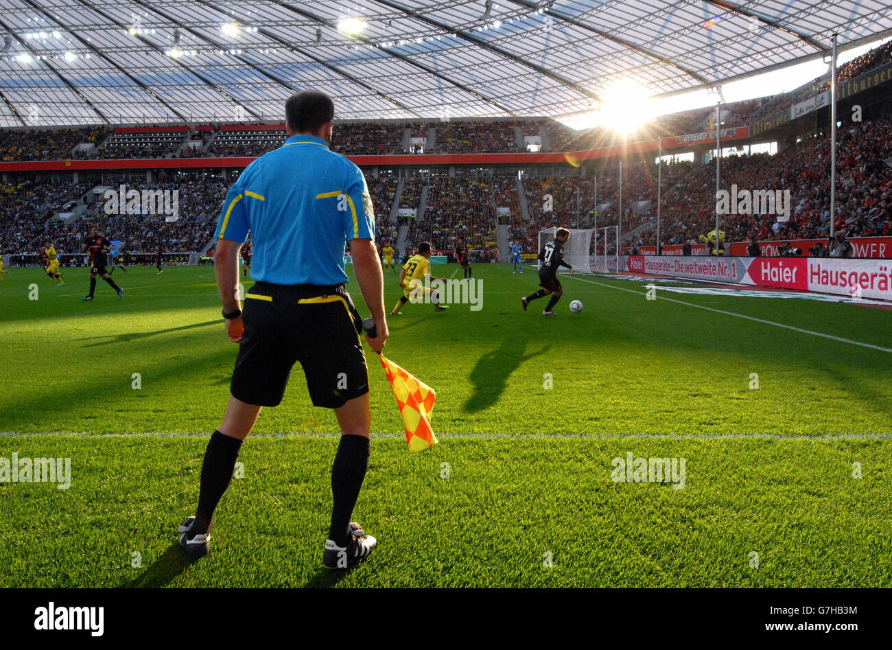 Schiedsrichter-Assistenten Mike Pickel Uhren Spiel, tiefstehende Sonne, Bundesliga-Fußball-Spiel, Bayer Leverkusen 0-0 Borussia Dortmund, BVB Stockfoto