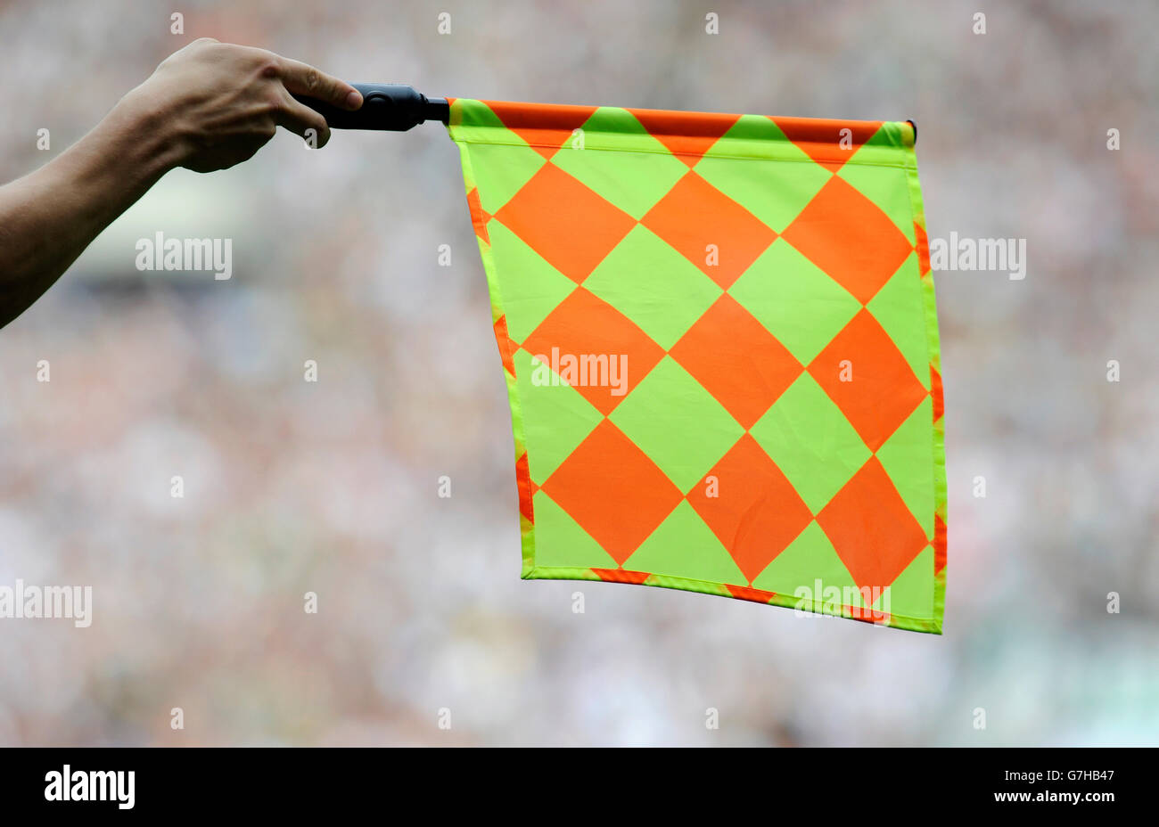 Der Schiedsrichterassistent zeigt abseits Flagge Stockfoto