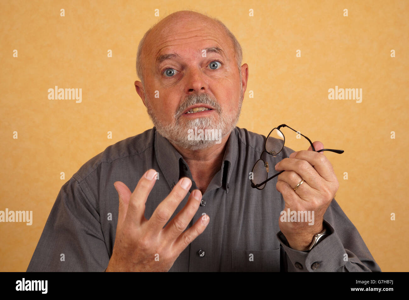 Älterer Mann, 59, diskutieren, gestikulierend Stockfoto