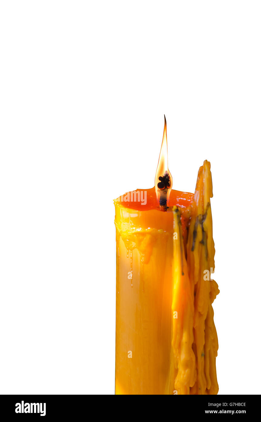 Eine helle Kerze brennt hell in den weißen Hintergrund. Stockfoto