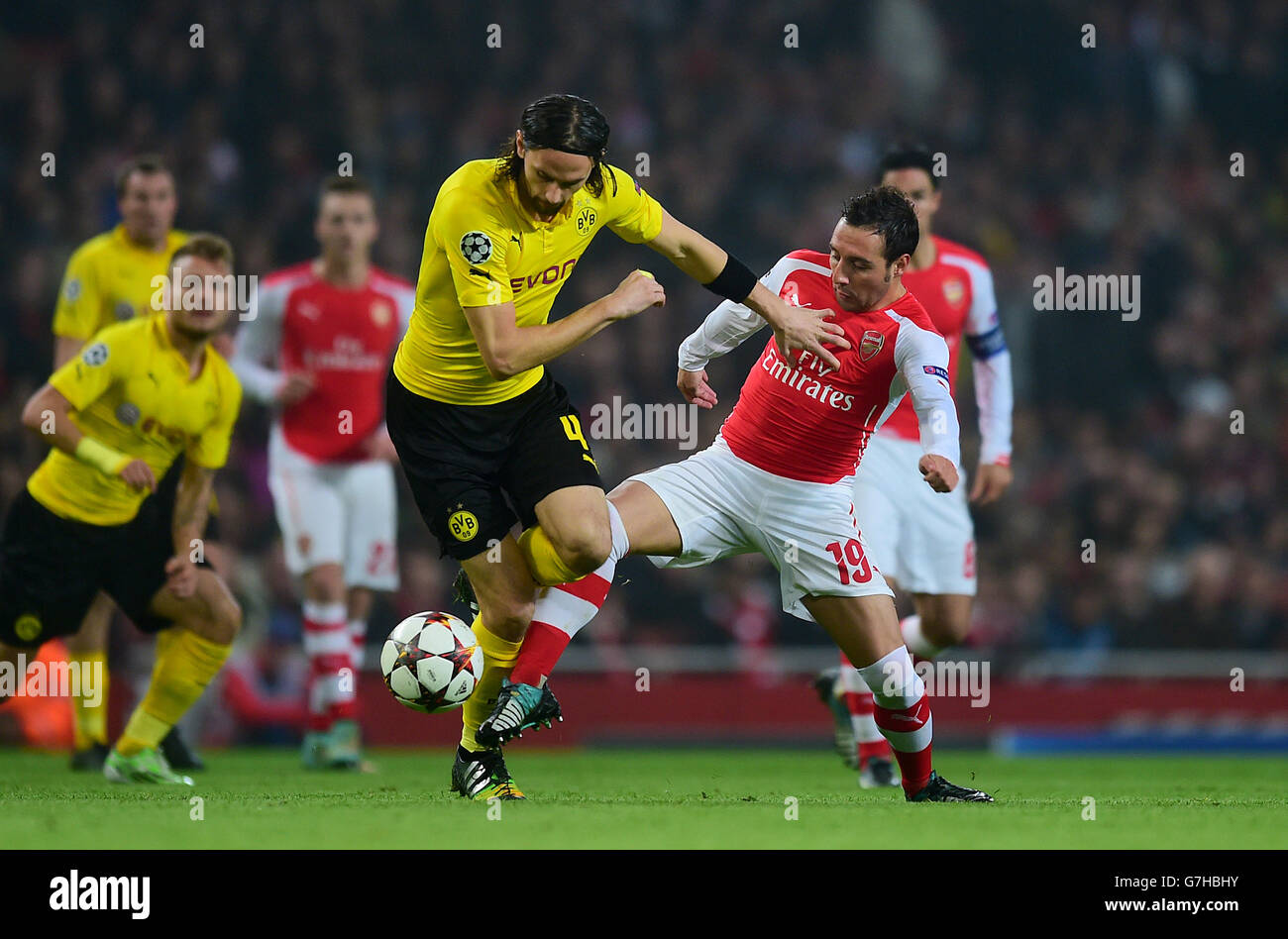 Borussia Dortmunds Neven Subotic (links) und Arsenals Santi Cazorla kämpfen während des UEFA Champions League-Spiels im Emirates Stadium, London, um den Ball. Stockfoto