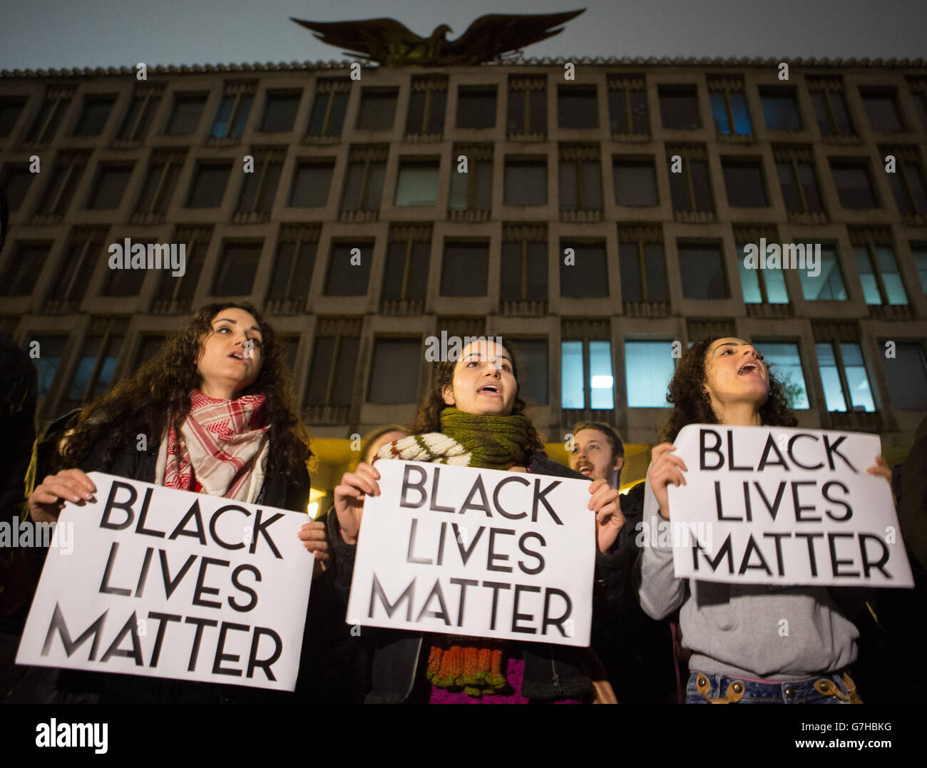 Demonstranten halten Transparente vor der US-Botschaft in London, nachdem der Polizist Darren Wilson wegen der tödlichen Erschießung auf den schwarzen Teenager Michael Brown in Ferguson, Missouri, nicht strafrechtlich verfolgt wurde. Stockfoto